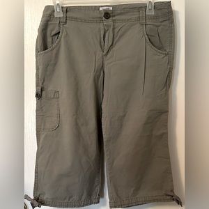 Women’s Dockers Adjustable Wide Leg Cargo Capri Pant.